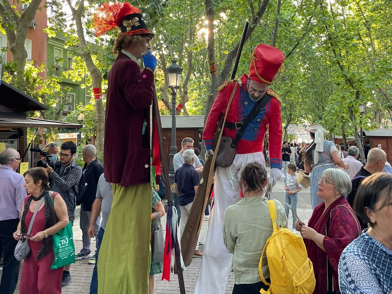 Actores subidos a zancos como espectáculo de animación de la Feria del Libro de Puente de Vallecas