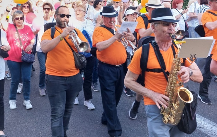 Pasacalle de una charanga acompañada de vecinos de Puente de Vallecas
