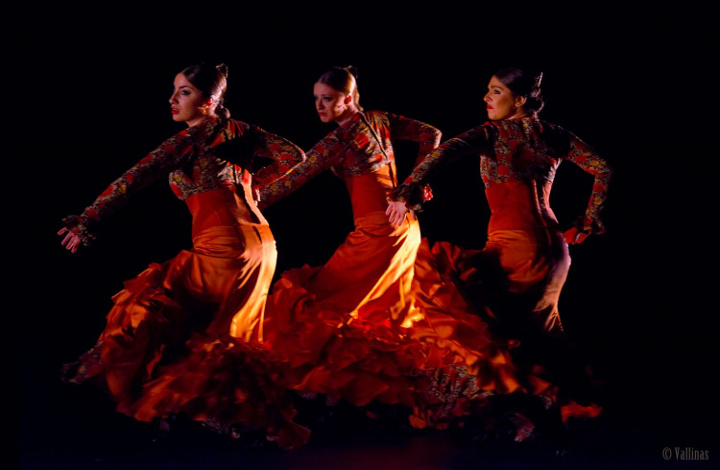 Mujeres bailando flamenco