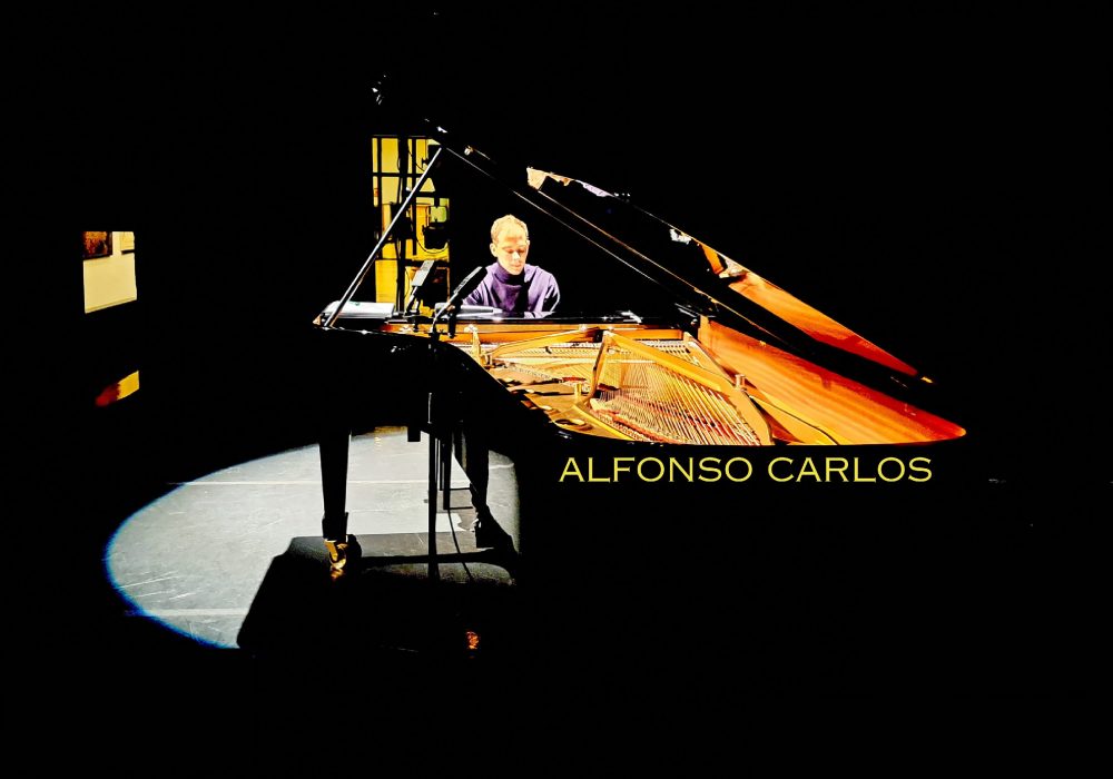 Alfonso Carlos al piano