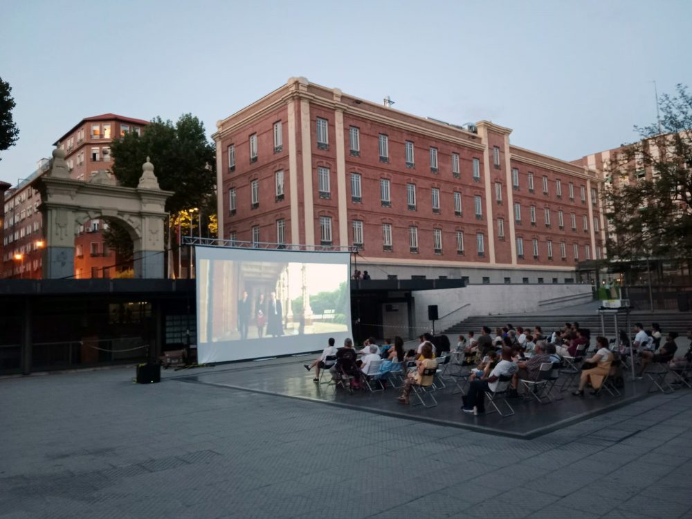 Pantalla de cine en plaza Daoiz y Velarde