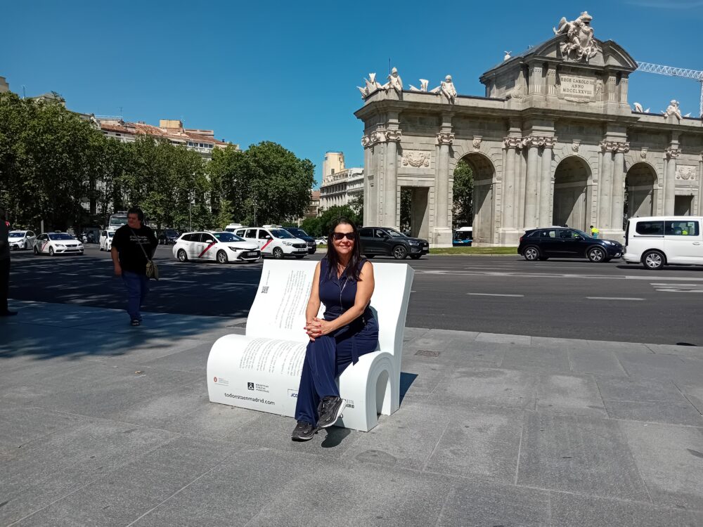 Mujer sentada en un libro banco