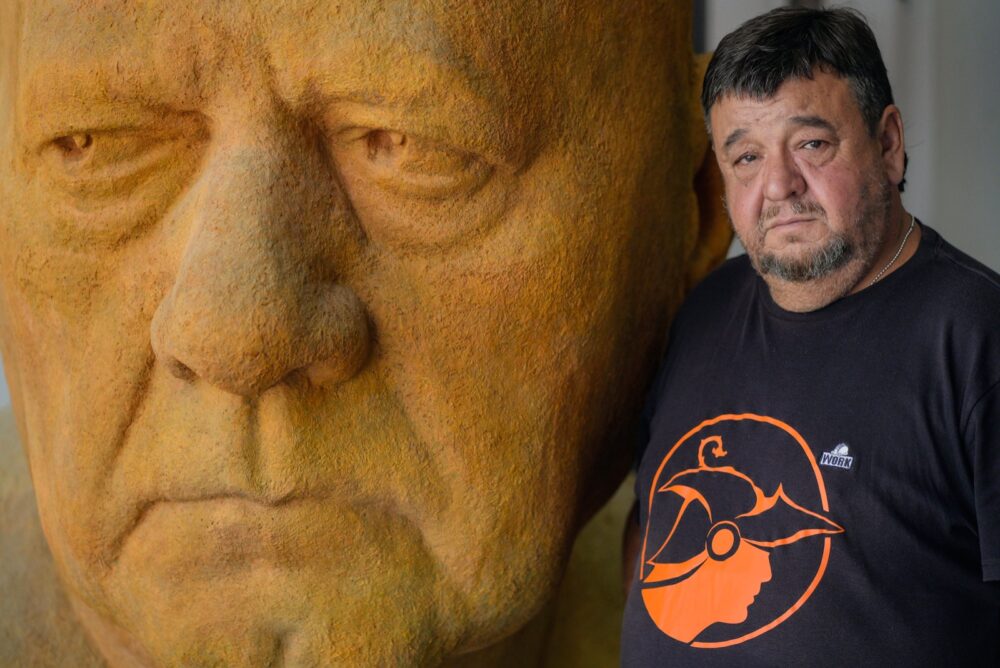 José Manuel Belmonte junto a una escultura de cabeza humana