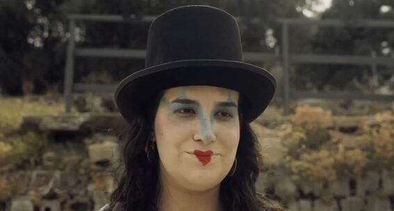 Primer plano de la Vendedora de Sonrisas