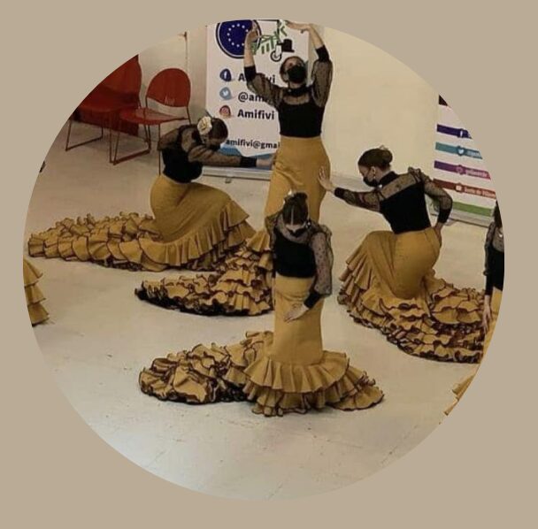 Cuatro mujeres en pose de flamenco