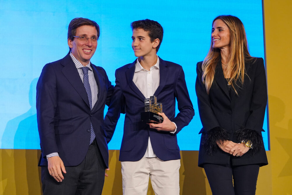 Martínez-Almeida, el jugador del Canoe, Helios Hidalgo, galardonado, y Sonia Cea