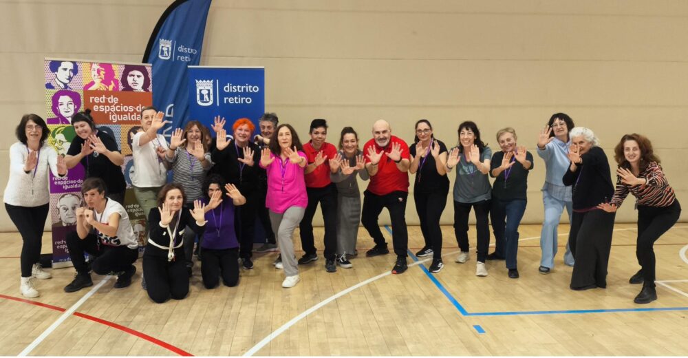 Mujeres acompañan a la deportista María Teresa Méndez