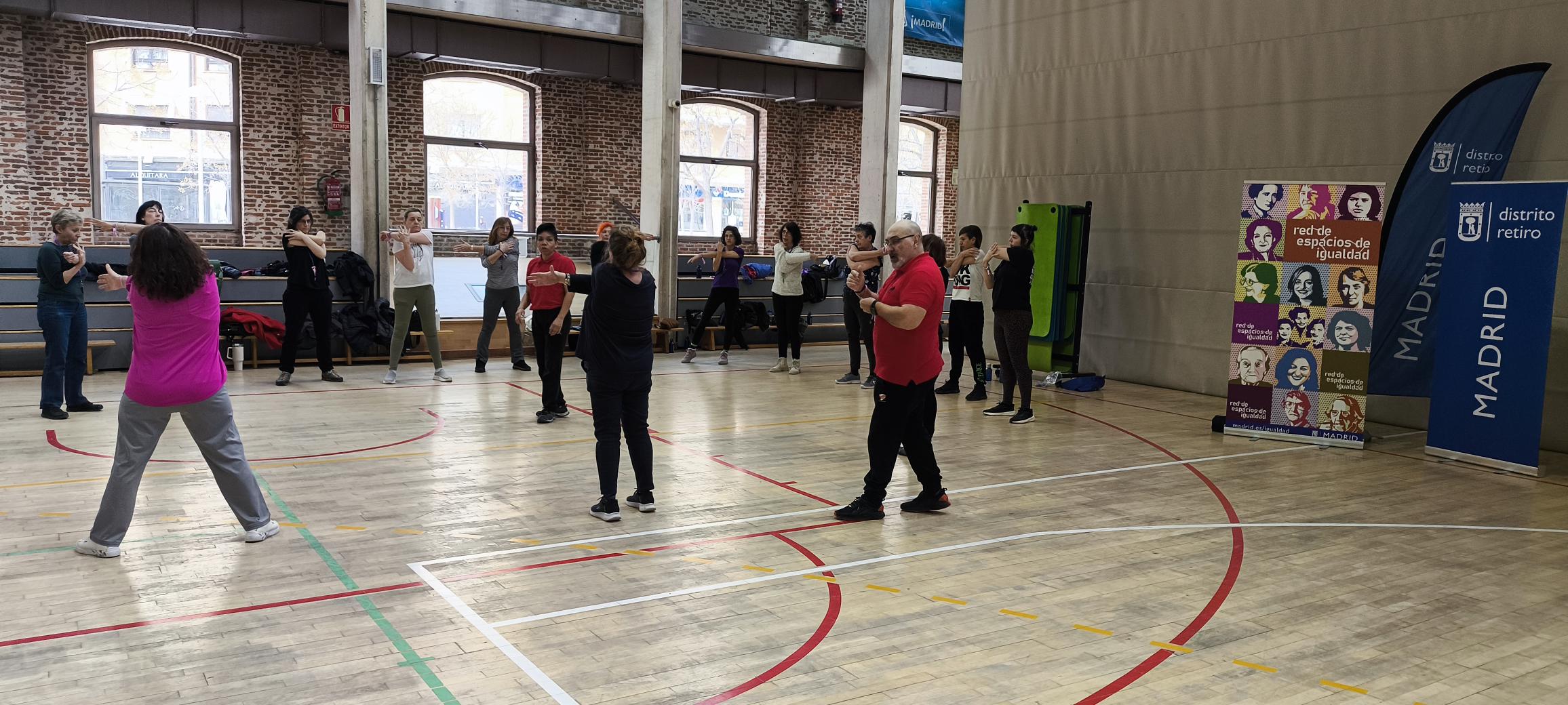 María Teresa Méndez campeona de lucha libre impartiendo su clinic