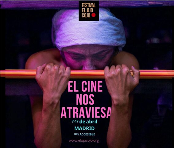 Mujer sujetando una barra