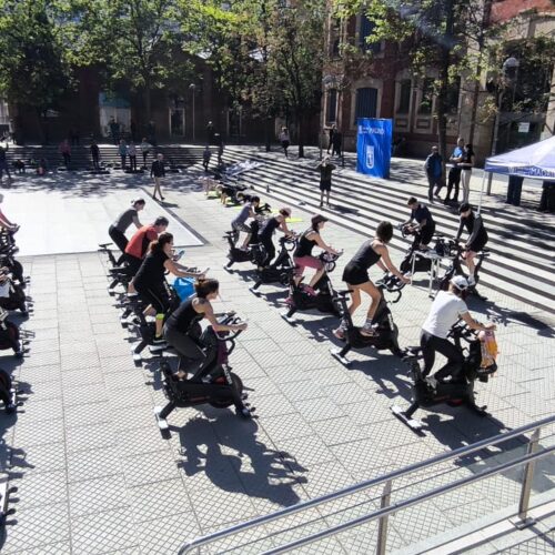 Personas practicando ciclo outdoor en la plaza Daoiz y Velarde
