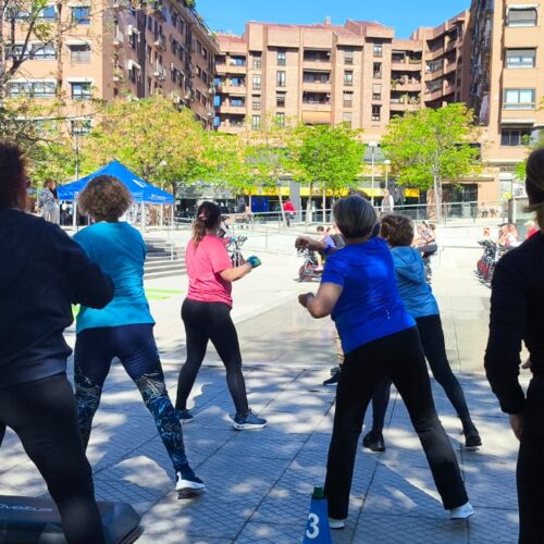 personas practicando fitness en la plaza Daoiz y Velarde