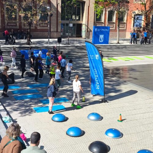 personas practicando fitness en la plaza Daoiz y Velarde