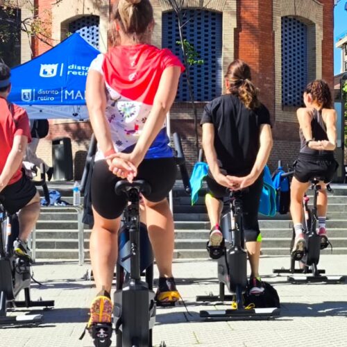 personas practicando ciclo en la plaza Daoiz y Velarde de Retiro