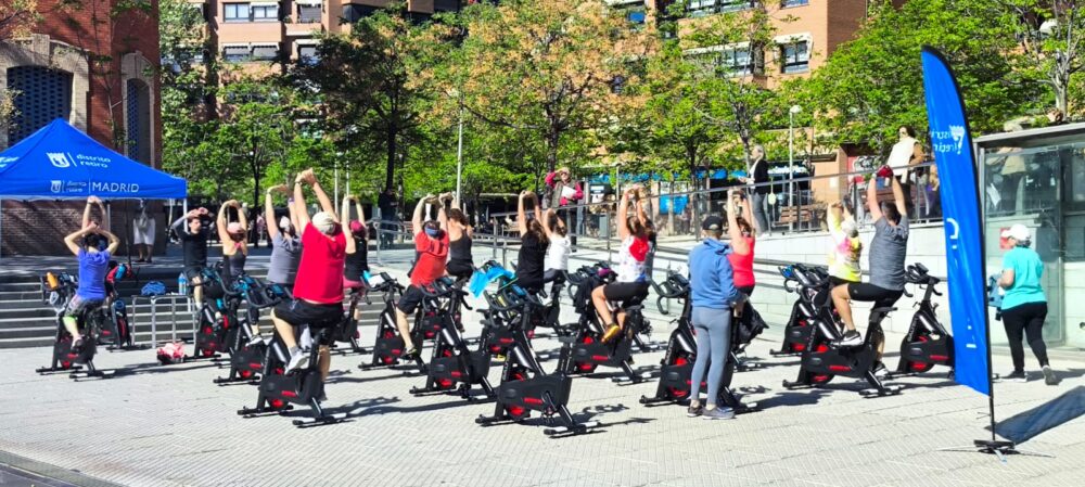 personas practicando ciclo en la plaza Daoiz y Velarde de Retiro