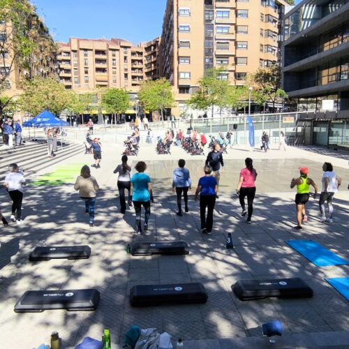 personas practicando ciclo en la plaza Daoiz y Velarde de Retiro