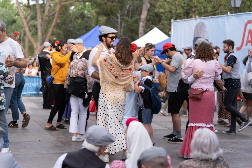 Parejas de chulapos bailando en la calle