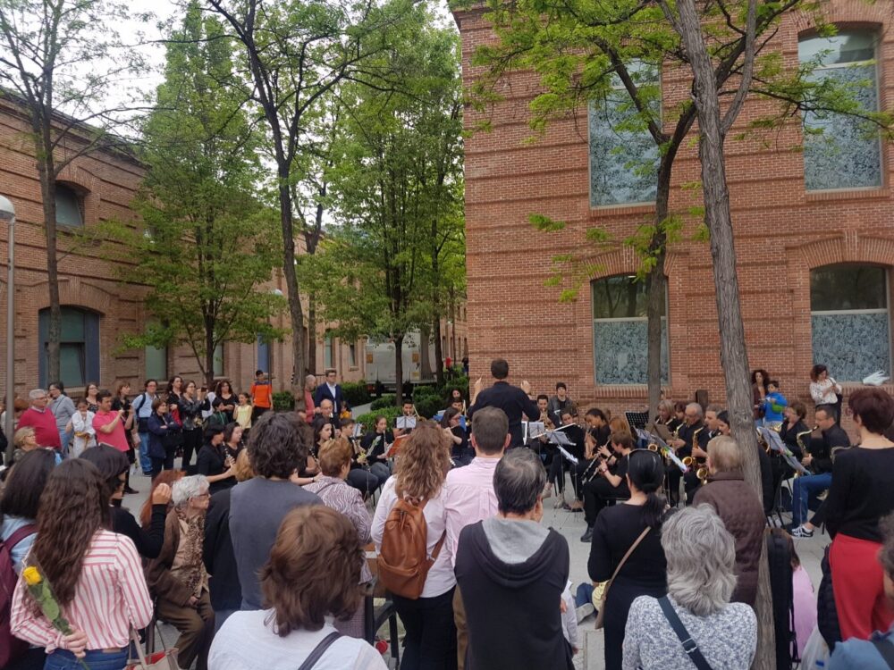 Orquesta y público en la plaza Daoiz y Velarde
