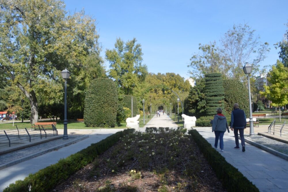 Parterre del Retiro y dos personas paseando