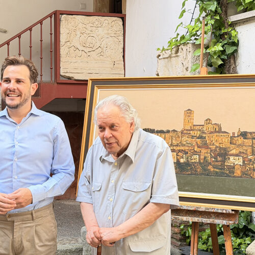 Antonio Pedrero delante de un cuadro suyo