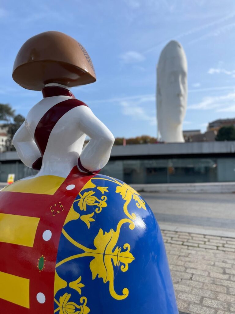 Menina Fallera en la Plaza de Colón