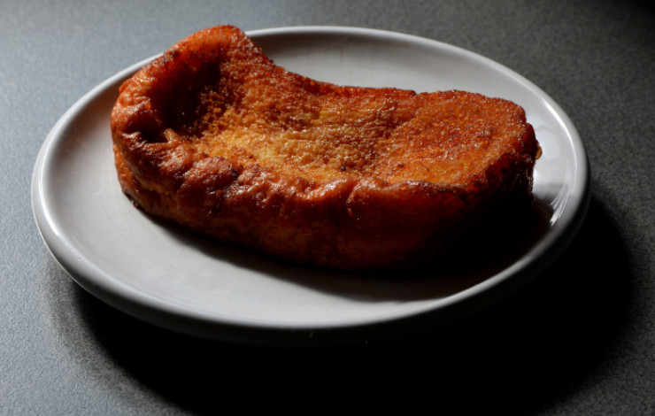 Foto de una torrija en un plato