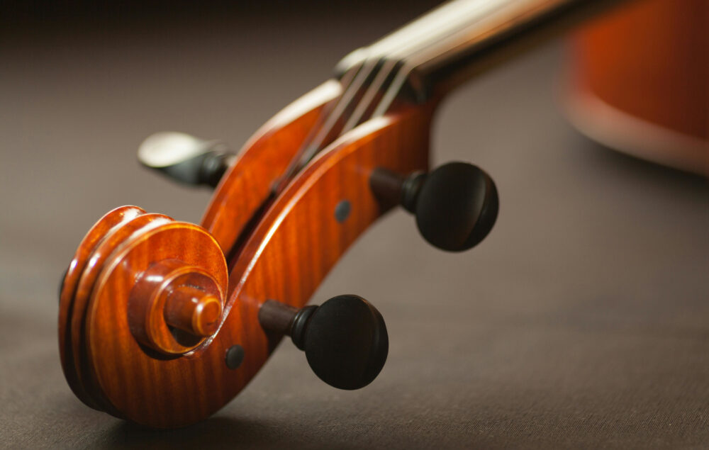 el mastil de un violín apoyado en el suelo