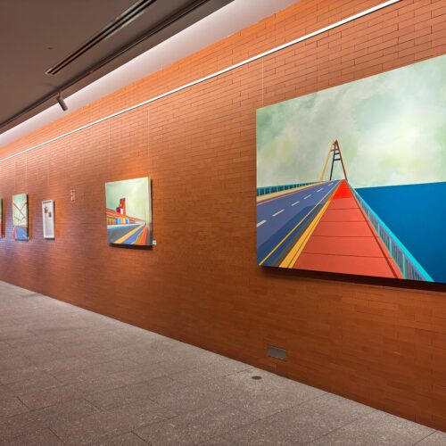 Obras de la exposición de Marta Ranz Quiles expuestas en la pared del centro cultural