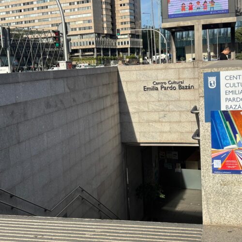 Entrada exterior del CC Emilia Pardo Bazán que se aprecia desde la calle con el cartel promocional de la exposición