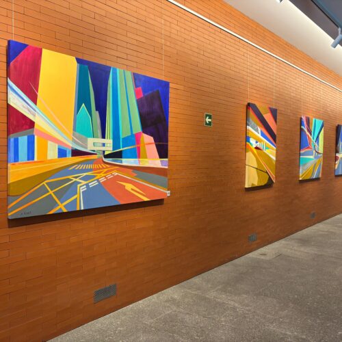 Obras de la exposición de Marta Ranz Quiles expuestas en la pared del centro cultural