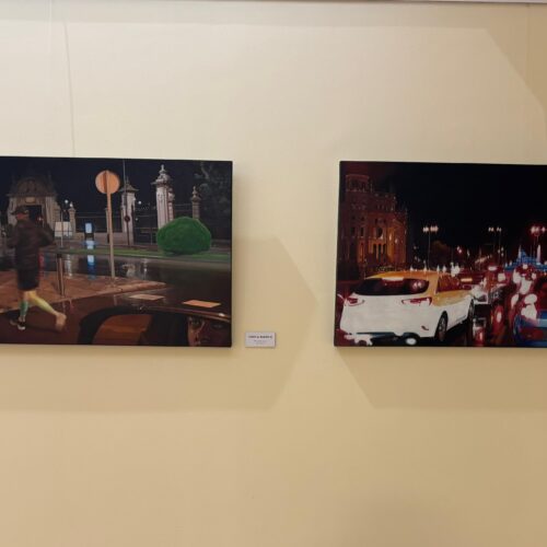 Cuadros de la exposición 'Naturalezas semimuertas y faros de Madrid' expuestos en la pared del centro cultural