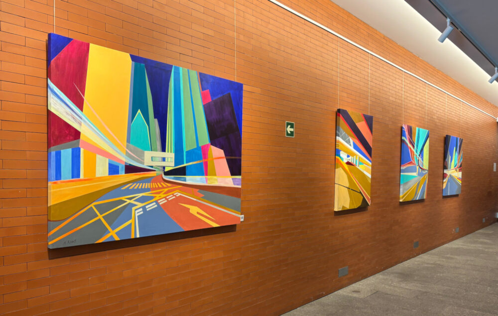 Obras de la exposición de Marta Ranz Quiles expuestas en la pared del centro cultural