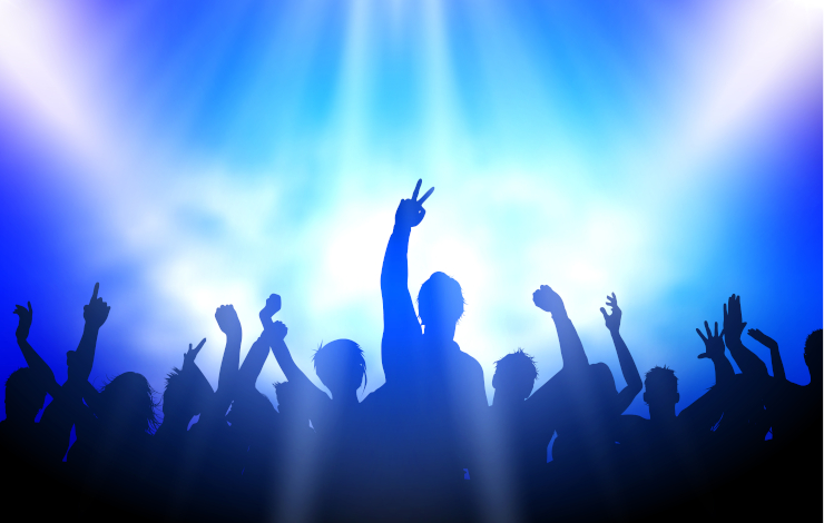 Ilustración vectorizada de siluetas de público en un concierto donde se ven los asistentes de pie levantando los brazos con un fondo azulado y focos