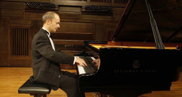 El pianista Jose Luis Gómez Bernaldo de Quirós