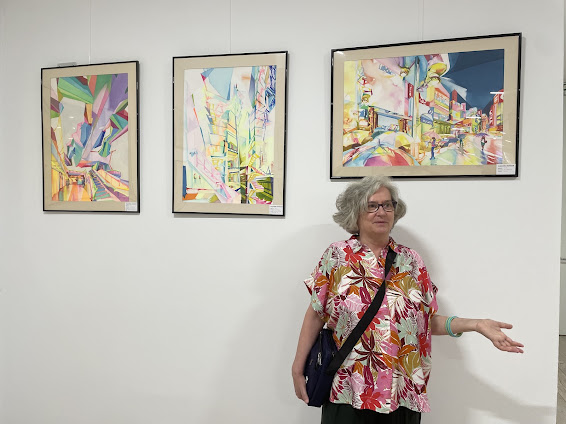 La artista Alejandra Bonmatí Arnau con alguna de sus obras