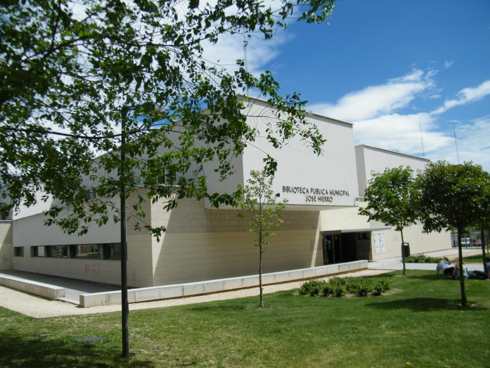 Fachada principal de la Biblioteca Pública Municipal José Hierro