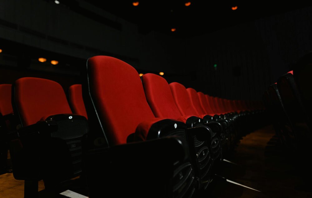 Varias filas de butacas de cine rojas
