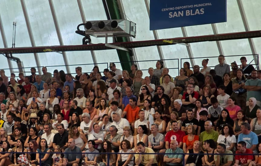 Público asistente en las gradas del Centro Deportivo Municipal San Blas durante los Juegos Deportivos Municipales San Blas-Canillejas, con gran afluencia de vecinos siguiendo la competición en pista interior.