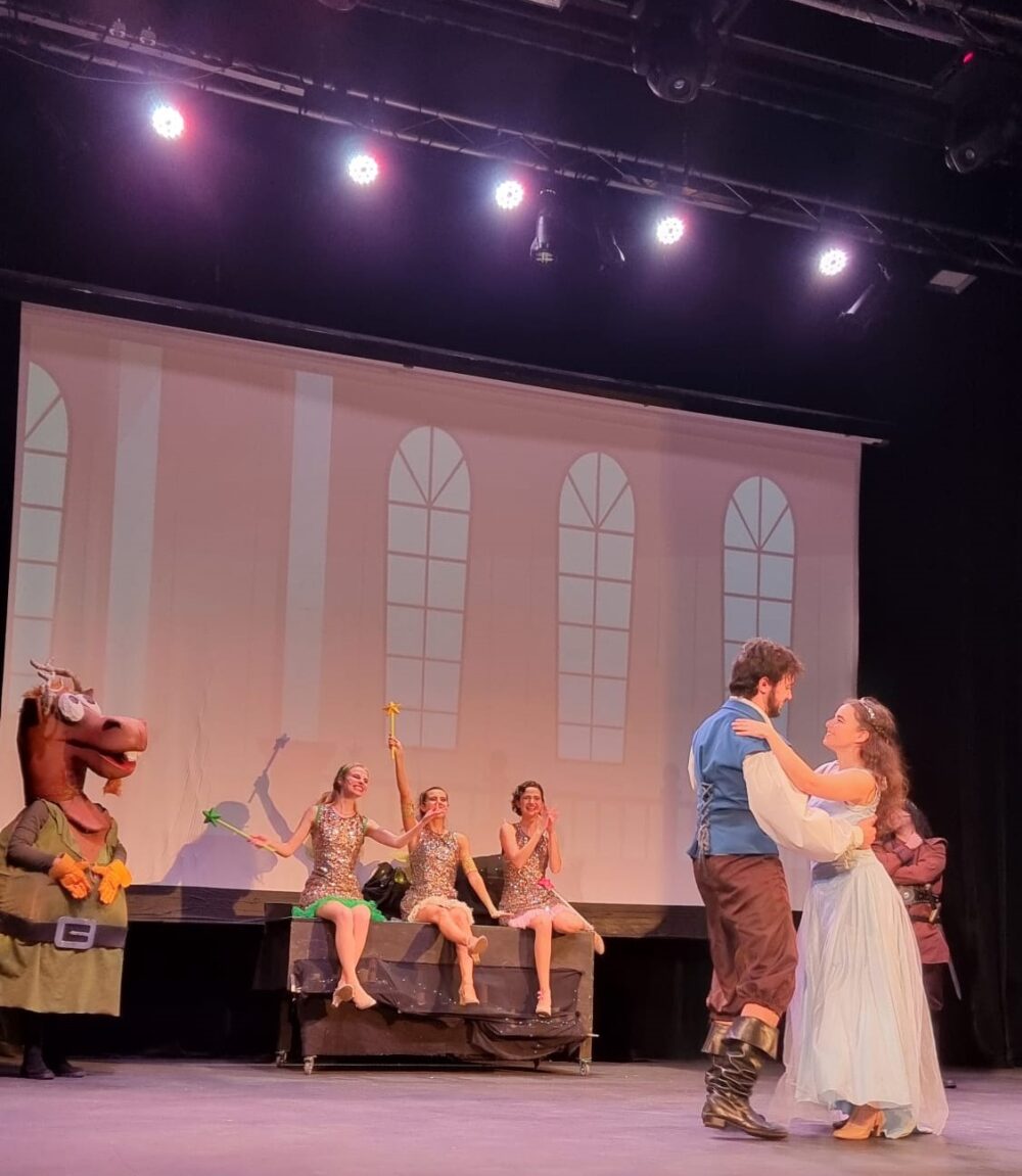 Escena de la obra ‘Maléfica y la Bella durmiente’ en Tetuán