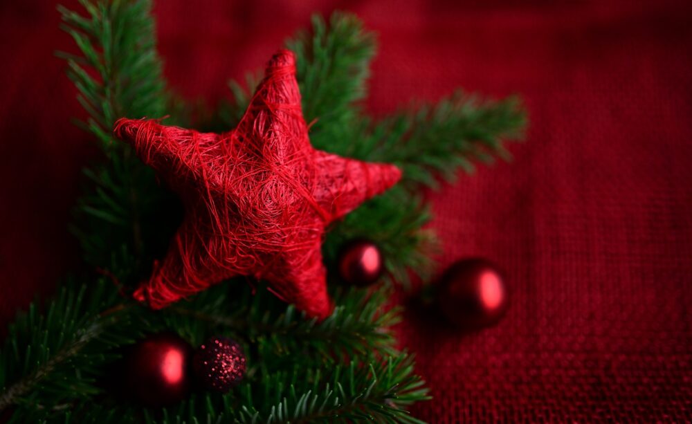 Estrella de Navidad en el árbol