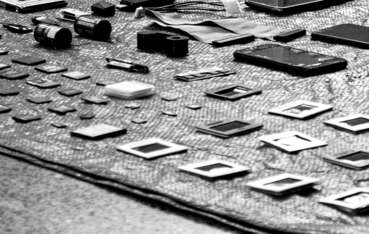Imagen de Benedetta Mascalchi en blanco y negro con objetos cotidianos por el suelo