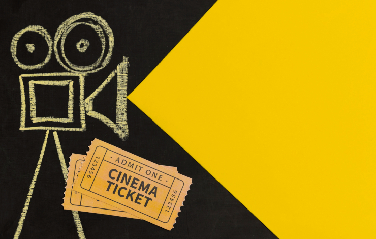 Ilustración vectorizada de un proyector de cine con una entrada con colores negro y amarillo