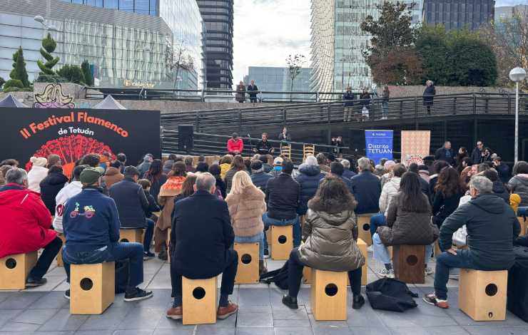 Cajoneada flamenca multitudinaria en Tetuán donde se ve a decenas de personas aprendiendo a tocar el instrumento al aire libre