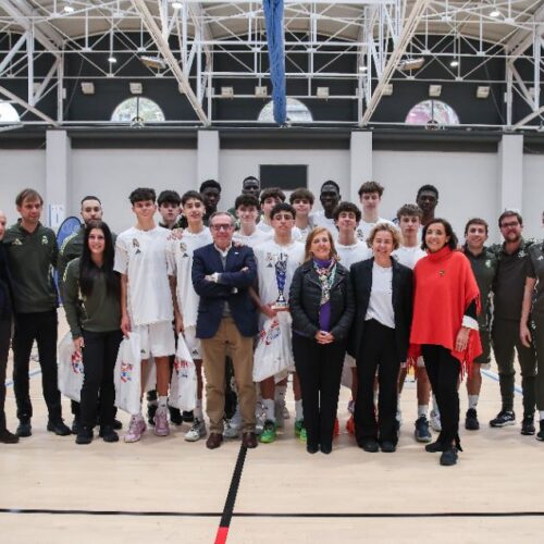 Los jugadores del Real Madrid, ganadores del torneo, junto a parte de la organización del evento