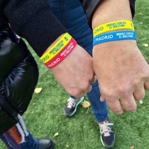 Pulseras de la campaña ‘Unidos contra el bullying’ en color amarillo, rojo y azul con la Junta Municipal de Tetuán como organizadora