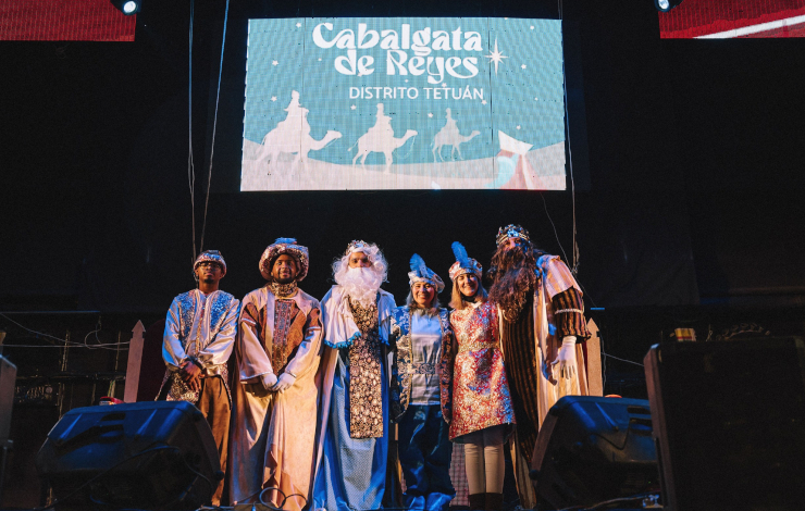 Sus Majestades de Oriente en la cabalgata de Reyes de Tetuán 2026 posando en el escenario junto a los pajes