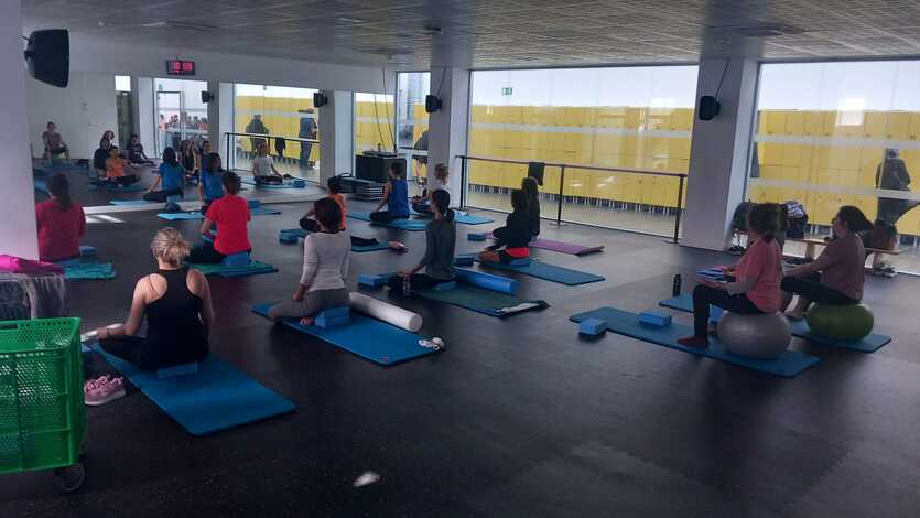 Clase de yoga Día Internacional de la Mujer