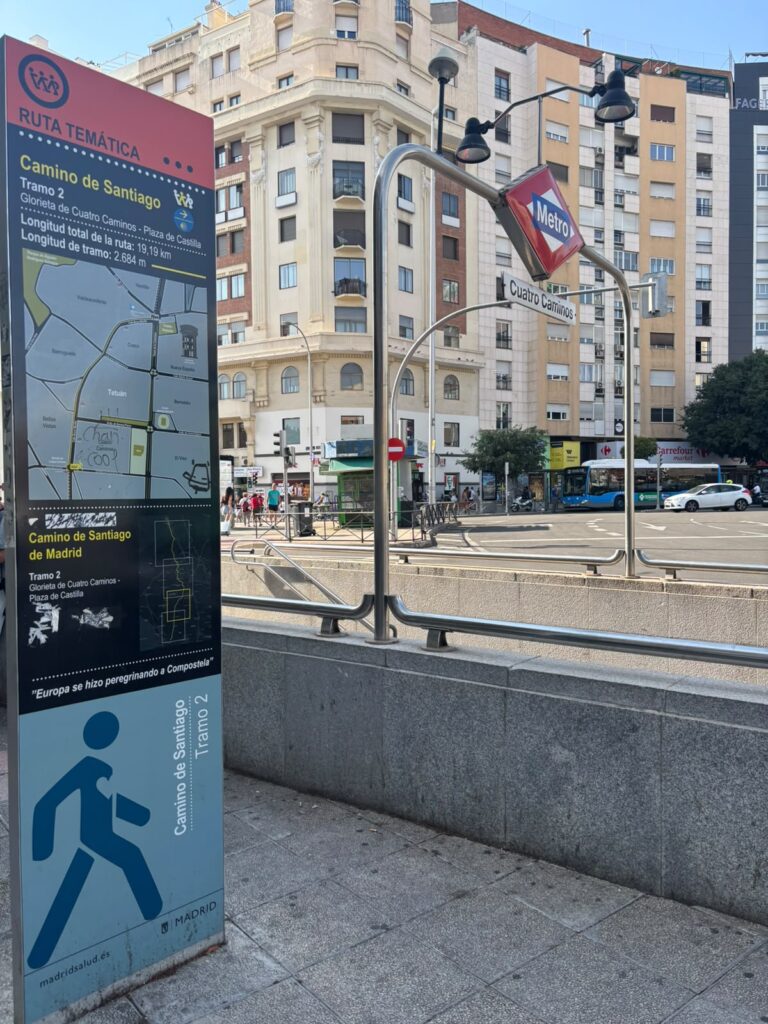Cartel del Camino de Santiago a su paso por la glorieta de Cuatro Caminos