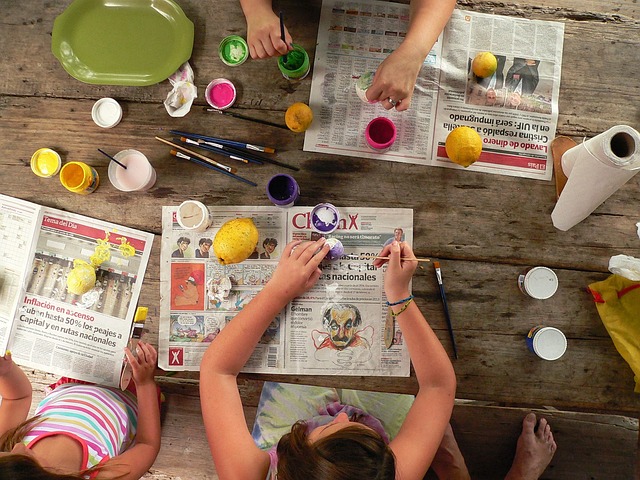 Grupo de niños y niñas haciendo manualidades en una mesa