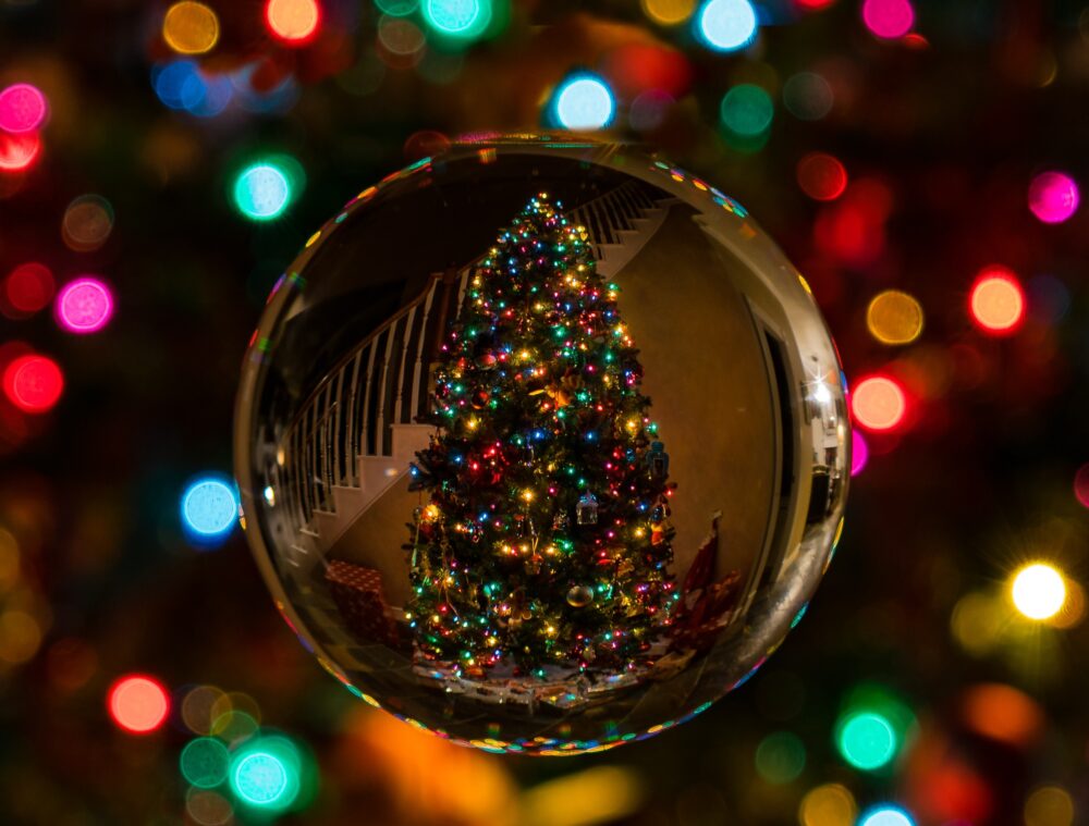Reflejo de abeto navideño en una bola de cristal