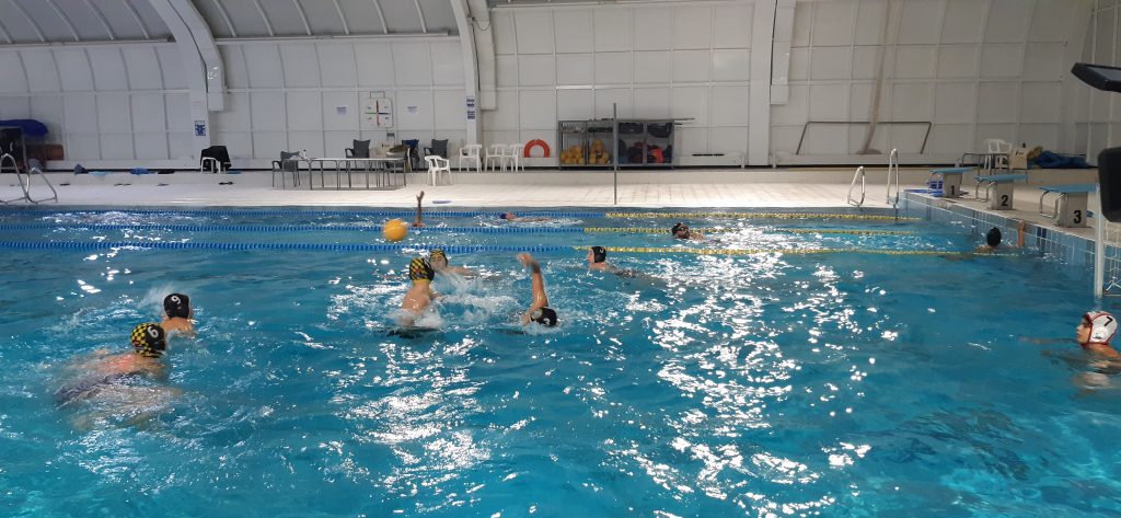 Equipo de waterpolo Natación Moscardó en el Centro Deportivo Moscardó